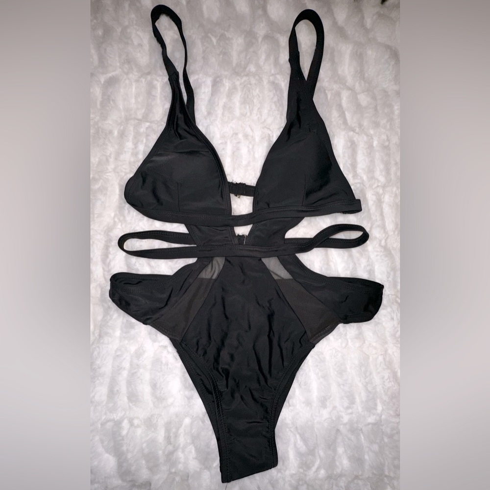 🌟BRAND NEW!!🌟 Breezy Swim One piece fashion swimsuit, bikini style w/side cuts